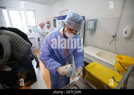 ©Billel Bensalem / APP/MAXPPP - Le début du processus de impacung contre le Coronavirus COVID-19 pour un homme dans une clinique de la ville de Blida, à envion 45 kilomètres au sud-ouest de la capitale algérienne, le 30 janvier 2021, la campagne de Vacmpfung a commencé symboliquement au même endroit pour s'inscrire le Premier nouveau cas de Coronavirus en 2020. Fin décembre, l'Algérie a annoncé avoir commandé 500 000 Dosen du Vaccin Spoutnik V à la Fédération de Russie der Beginn des Impfprozesses gegen das Coronavirus COVID-19 für einen Mann in einer Klinik in der Stadt Blida, ungefähr Stockfoto