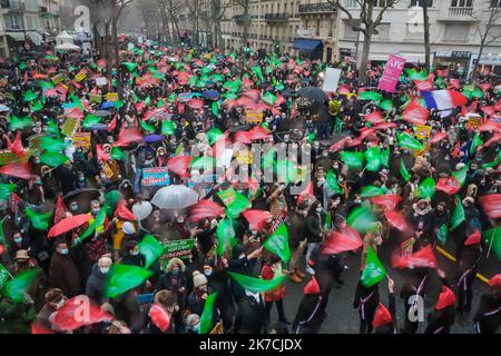 ©Christophe Petit Tesson/MAXPPP - 31/01/2021 ; PARIS ; FRANKREICH - des militants de La Manif Pour Tous opposes a la loi Bioethique qui sera debattu au Senat le 02 FÃ©vrier se rassemblent pres du ministere de la Sante. Aktivisten von „La Manif Pour Tous“ (Protest für alle), die gegen das Bioethik-Gesetz sind, das im französischen Senat diskutiert wird, treffen sich in der Nähe des Gesundheitsministeriums, um ihre Opposition gegen die medizinisch unterstützte Fortpflanzung PMA und Leihmutterschaft GPA am 31. Januar 2021 in Paris zu markieren. Ein Bioethisches Gesetz wird am 02. Februar im Senat debattiert. Stockfoto