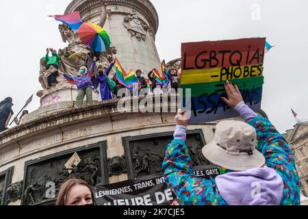 ©Christophe Petit Tesson/MAXPPP - 31/01/2021 ; PARIS ; FRANKREICH - des militants LGBT se rassemblenet place de la Republique pour protester contre la tenue d'une Manifestation de La Manif Pour Tous et pour soutenir l'ouverture de la PMA a toutes les femmes contenu dans le Texte Bioethique qui sera debattu au Senat le 02 FÃ©vrier. LGBT-Aktivisten versammeln sich am Place de la Republique, um gegen die Abhaltung einer Demonstration von La Manif Pour Tous zu protestieren und die Eröffnung der medizinisch unterstützten Fortpflanzung PMA und Leihmutterschaft GPA am 31. Januar 2021 in Paris zu unterstützen. Eine Bioethic Rechnung wird Stockfoto