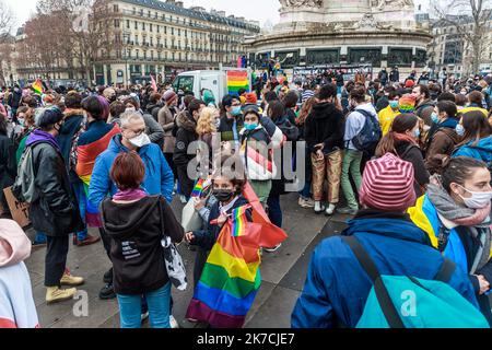 ©Christophe Petit Tesson/MAXPPP - 31/01/2021 ; PARIS ; FRANKREICH - des militants LGBT se rassemblenet place de la Republique pour protester contre la tenue d'une Manifestation de La Manif Pour Tous et pour soutenir l'ouverture de la PMA a toutes les femmes contenu dans le Texte Bioethique qui sera debattu au Senat le 02 FÃ©vrier. LGBT-Aktivisten versammeln sich am Place de la Republique, um gegen die Abhaltung einer Demonstration von La Manif Pour Tous zu protestieren und die Eröffnung der medizinisch unterstützten Fortpflanzung PMA und Leihmutterschaft GPA am 31. Januar 2021 in Paris zu unterstützen. Eine Bioethic Rechnung wird Stockfoto