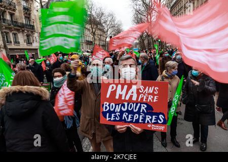 ©Christophe Petit Tesson/MAXPPP - 31/01/2021 ; PARIS ; FRANKREICH - des militants de La Manif Pour Tous opposes a la loi Bioethique qui sera debattu au Senat le 02 FÃ©vrier se rassemblent pres du ministere de la Sante. Aktivisten von „La Manif Pour Tous“ (Protest für alle), die gegen das Bioethik-Gesetz sind, das im französischen Senat diskutiert wird, treffen sich in der Nähe des Gesundheitsministeriums, um ihre Opposition gegen die medizinisch unterstützte Fortpflanzung PMA und Leihmutterschaft GPA am 31. Januar 2021 in Paris zu markieren. Ein Bioethisches Gesetz wird am 02. Februar im Senat debattiert. Stockfoto