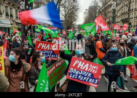 ©Christophe Petit Tesson/MAXPPP - 31/01/2021 ; PARIS ; FRANKREICH - des militants de La Manif Pour Tous opposes a la loi Bioethique qui sera debattu au Senat le 02 FÃ©vrier se rassemblent pres du ministere de la Sante. Aktivisten von „La Manif Pour Tous“ (Protest für alle), die gegen das Bioethik-Gesetz sind, das im französischen Senat diskutiert wird, treffen sich in der Nähe des Gesundheitsministeriums, um ihre Opposition gegen die medizinisch unterstützte Fortpflanzung PMA und Leihmutterschaft GPA am 31. Januar 2021 in Paris zu markieren. Ein Bioethisches Gesetz wird am 02. Februar im Senat debattiert. Stockfoto