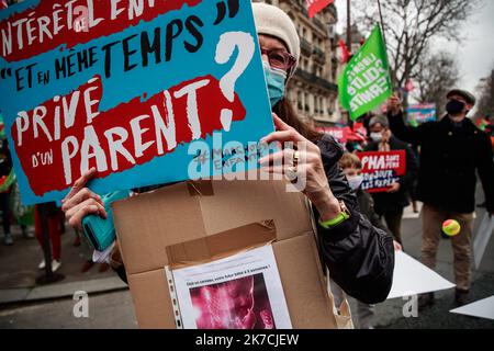 ©Christophe Petit Tesson/MAXPPP - 31/01/2021 ; PARIS ; FRANKREICH - des militants de La Manif Pour Tous opposes a la loi Bioethique qui sera debattu au Senat le 02 FÃ©vrier se rassemblent pres du ministere de la Sante. Aktivisten von „La Manif Pour Tous“ (Protest für alle), die gegen das Bioethik-Gesetz sind, das im französischen Senat diskutiert wird, treffen sich in der Nähe des Gesundheitsministeriums, um ihre Opposition gegen die medizinisch unterstützte Fortpflanzung PMA und Leihmutterschaft GPA am 31. Januar 2021 in Paris zu markieren. Ein Bioethisches Gesetz wird am 02. Februar im Senat debattiert. Stockfoto