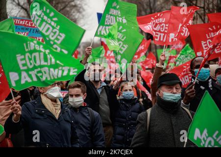 ©Christophe Petit Tesson/MAXPPP - 31/01/2021 ; PARIS ; FRANKREICH - des militants de La Manif Pour Tous opposes a la loi Bioethique qui sera debattu au Senat le 02 FÃ©vrier se rassemblent pres du ministere de la Sante. Aktivisten von „La Manif Pour Tous“ (Protest für alle), die gegen das Bioethik-Gesetz sind, das im französischen Senat diskutiert wird, treffen sich in der Nähe des Gesundheitsministeriums, um ihre Opposition gegen die medizinisch unterstützte Fortpflanzung PMA und Leihmutterschaft GPA am 31. Januar 2021 in Paris zu markieren. Ein Bioethisches Gesetz wird am 02. Februar im Senat debattiert. Stockfoto