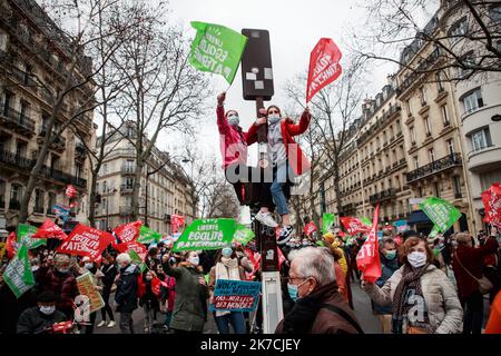 ©Christophe Petit Tesson/MAXPPP - 31/01/2021 ; PARIS ; FRANKREICH - des militants de La Manif Pour Tous opposes a la loi Bioethique qui sera debattu au Senat le 02 FÃ©vrier se rassemblent pres du ministere de la Sante. Aktivisten von „La Manif Pour Tous“ (Protest für alle), die gegen das Bioethik-Gesetz sind, das im französischen Senat diskutiert wird, treffen sich in der Nähe des Gesundheitsministeriums, um ihre Opposition gegen die medizinisch unterstützte Fortpflanzung PMA und Leihmutterschaft GPA am 31. Januar 2021 in Paris zu markieren. Ein Bioethisches Gesetz wird am 02. Februar im Senat debattiert. Stockfoto