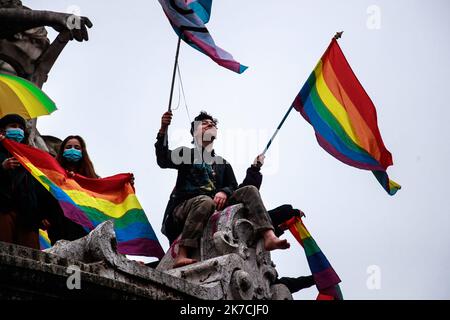 ©Christophe Petit Tesson/MAXPPP - 31/01/2021 ; PARIS ; FRANKREICH - des militants LGBT se rassemblent place de la Republique pour protester contre la tenue d'une Manifestation de La Manif Pour Tous et pour soutenir l'ouverture de la PMA a toutes les femmes contenu dans le Texte Bioethique qui sera debattu au Senat le 02 FÃ©vrier. LGBT-Aktivisten versammeln sich am Place de la Republique, um gegen die Abhaltung einer Demonstration von La Manif Pour Tous zu protestieren und die Eröffnung der medizinisch unterstützten Fortpflanzung PMA und Leihmutterschaft GPA am 31. Januar 2021 in Paris zu unterstützen. Eine Bioethic Rechnung wird Stockfoto