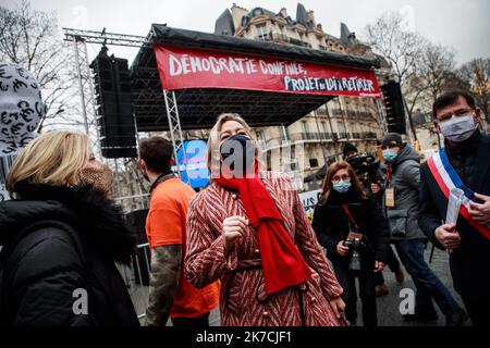 ©Christophe Petit Tesson/MAXPPP - 31/01/2021 ; PARIS ; FRANCE - Ludovine de la Rochere presidente de La Manif Pour Tous lors d'un rassemblement pres du ministere de la Sante en Opposition a la loi Bioethique qui sera debattu au Senat le 02 FÃ©vrier. Aktivisten von „La Manif Pour Tous“ (Protest für alle), die gegen das Bioethik-Gesetz sind, das im französischen Senat diskutiert wird, treffen sich in der Nähe des Gesundheitsministeriums, um ihre Opposition gegen die medizinisch unterstützte Fortpflanzung PMA und Leihmutterschaft GPA am 31. Januar 2021 in Paris zu markieren. Ein Bioethisches Gesetz wird am 02. Februar im Senat debattiert. Stockfoto