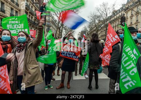 ©Christophe Petit Tesson/MAXPPP - 31/01/2021 ; PARIS ; FRANKREICH - des militants de La Manif Pour Tous opposes a la loi Bioethique qui sera debattu au Senat le 02 FÃ©vrier se rassemblent pres du ministere de la Sante. Aktivisten von „La Manif Pour Tous“ (Protest für alle), die gegen das Bioethik-Gesetz sind, das im französischen Senat diskutiert wird, treffen sich in der Nähe des Gesundheitsministeriums, um ihre Opposition gegen die medizinisch unterstützte Fortpflanzung PMA und Leihmutterschaft GPA am 31. Januar 2021 in Paris zu markieren. Ein Bioethisches Gesetz wird am 02. Februar im Senat debattiert. Stockfoto