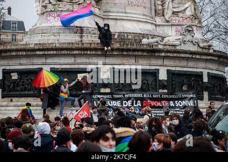 ©Christophe Petit Tesson/MAXPPP - 31/01/2021 ; PARIS ; FRANKREICH - des militants LGBT se rassemblent place de la Republique pour protester contre la tenue d'une Manifestation de La Manif Pour Tous et pour soutenir l'ouverture de la PMA a toutes les femmes contenu dans le Texte Bioethique qui sera debattu au Senat le 02 FÃ©vrier. LGBT-Aktivisten versammeln sich am Place de la Republique, um gegen die Abhaltung einer Demonstration von La Manif Pour Tous zu protestieren und die Eröffnung der medizinisch unterstützten Fortpflanzung PMA und Leihmutterschaft GPA am 31. Januar 2021 in Paris zu unterstützen. Eine Bioethic Rechnung wird Stockfoto