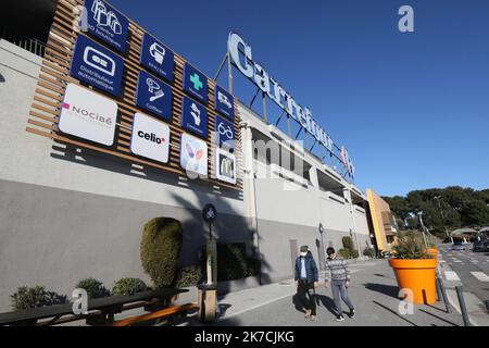 ©PHOTOPQR/NICE MATIN/Patrice Lapoirie ; Antibes ; 31/01/2021 ; carrefour antibes fermeture, covid-19 - Jan 31. 2021 - Covid-19 Einschränkungen : in Frankreich , mehr hoch als 20 000 m² Einkaufszentren sind für einen Monat geschlossen Stockfoto