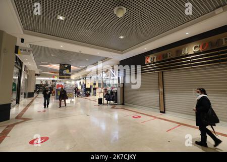 ©PHOTOPQR/NICE MATIN/Patrice Lapoirie ; Antibes ; 31/01/2021 ; carrefour antibes fermeture, covid-19 - Jan 31. 2021 - Covid-19 Einschränkungen : in Frankreich , mehr hoch als 20 000 m² Einkaufszentren sind für einen Monat geschlossen Stockfoto