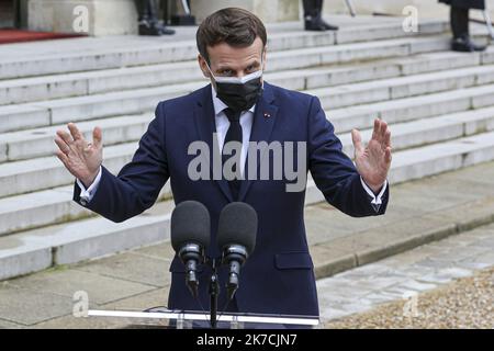 ©Sebastien Muylaert/MAXPPP - der französische Präsident Emmanuel Macron spricht mit einer Gesichtsmaske vor einem Treffen mit dem serbischen Präsidenten im Präsidentenpalast Elysee in Paris, Frankreich, mit der Presse.01.02.2021 Stockfoto