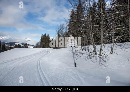 ©Sadak Souici / Le Pictorium/MAXPPP - Sadak Souici / Le Pictorium - 31/01/2021 - Frankreich / Haute-Savoie / Megeve - Une Route dans la vallee de l'Arve a Megeve. Megeve est une commune Francaise situee dans le Departement de la Haute-Savoie, en Region Auvergne-Rhone-Alpes. Le Village est un veritable Centre urbain situe en altitude, il comptait 3 043 habitants en 2018, ce qui en fait la trente-deuxieme ville haut-savoyarde. / 31/01/2021 - Frankreich / Haute Savoie (französisches Departement) / Megeve - Eine Straße im Arve-Tal bei Megeve. Megeve ist eine französische Gemeinde im Departement Haute-Savoie, Stockfoto