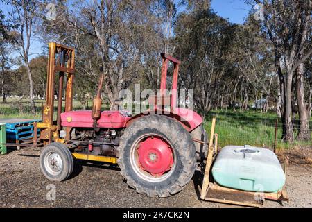 Maschinen für die Ausrüstung von australischen Traktorenfarmen auf einem Weinberg in Orange, im zentralen Westen von NSW, Australien Stockfoto