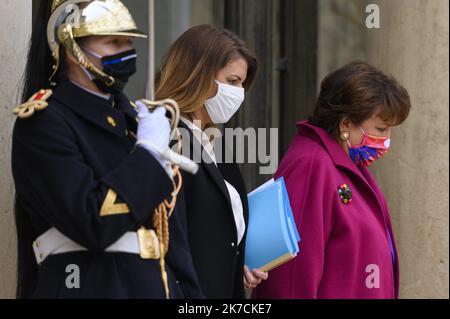 ©Julien Mattia / Le Pictorium/MAXPPP - Julien Mattia / Le Pictorium - 03/02/2021 - Frankreich / Ile-de-France / Paris - Mme Marlene SCHIAPPA, Ministre deleguee aupres du Ministre de l'Interieur, chargee de la Citoyennete et Mme Roselyne BACHELOT, ministre de la Culture en sortie du Conseil des Ministres du Mercredi 03 Februar 2021. / 03/02/2021 - Frankreich / Ile-de-France (Region) / Paris - Frau Marlene SCHIAPPA, Delegierte des Innenministers, zuständig für Bürgerschaft, und Frau Roselyne BACHELOT, Ministerin für Kultur am Ende des Ministerrats am Mittwoch, den 03. Februar, Stockfoto