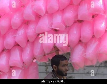 ©Abhisek Saha / Le Pictorium/MAXPPP - Abhisek Saha / Le Pictorium - 03/02/2021 - Inde / Tripura / Agartala - UN homme vend des sucreries sur la Route A Agartala / 03/02/2021 - Indien / Tripura / Agartala - man verkauft Zuckerbonbons auf der Straße in Agartala Stockfoto
