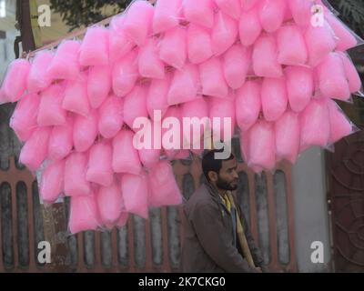 ©Abhisek Saha / Le Pictorium/MAXPPP - Abhisek Saha / Le Pictorium - 03/02/2021 - Inde / Tripura / Agartala - UN homme vend des sucreries sur la Route A Agartala / 03/02/2021 - Indien / Tripura / Agartala - man verkauft Zuckerbonbons auf der Straße in Agartala Stockfoto