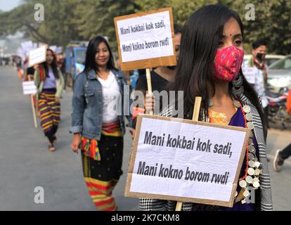 ©Abhisek Saha / Le Pictorium/MAXPPP - Abhisek Saha / Le Pictorium - 19/01/2021 - Inde / Tripura / Agartala - Le peuple Tribal participe a un assemblement, dans le cadre d'un Program culturel, pour la celebration de la journee Kokborok, a Agartala. Le Kokborok Day (Tripuri Language Day), est un Festival celebre dans l'Edat indien de Tripura pour celebrer le developement de la langue Kokborok. La langue kokborok est une langue officielle du Tripura. / 19/01/2021 - Indien / Tripura / Agartala - das Stammesvolk nimmt an einer Versammlung Teil, die im Rahmen eines kulturellen Programms zur Feier von Stockfoto