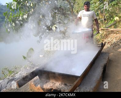 ©Abhisek Saha / Le Pictorium/MAXPPP - Abhisek Saha / Le Pictorium - 09/01/2021 - Inde / Tripura / Agartala - Les membres d'une famille de collecteurs de seve de palmier fabriquent du sucre non raffine a partir de la seve de palmier dans les Villages de Mohanbhog, A 56 km d'Agartala. / 09/01/2021 - Indien / Tripura / Agartala - Mitglieder einer Familie von palmsaftsammlern stellen in den Dörfern Mohanbhog, 56 km von Agartala entfernt, unraffinierten Zucker aus palmsaft her. Stockfoto