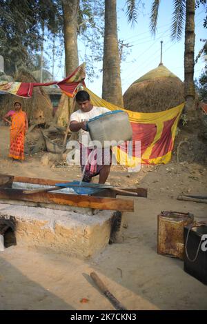 ©Abhisek Saha / Le Pictorium/MAXPPP - Abhisek Saha / Le Pictorium - 09/01/2021 - Inde / Tripura / Agartala - Les membres d'une famille de collecteurs de seve de palmier fabriquent du sucre non raffine a partir de la seve de palmier dans les Villages de Mohanbhog, A 56 km d'Agartala. / 09/01/2021 - Indien / Tripura / Agartala - Mitglieder einer Familie von palmsaftsammlern stellen in den Dörfern Mohanbhog, 56 km von Agartala entfernt, unraffinierten Zucker aus palmsaft her. Stockfoto