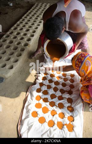 ©Abhisek Saha / Le Pictorium/MAXPPP - Abhisek Saha / Le Pictorium - 09/01/2021 - Inde / Tripura / Agartala - Les membres d'une famille de collecteurs de seve de palmier fabriquent du sucre non raffine a partir de la seve de palmier dans les Villages de Mohanbhog, A 56 km d'Agartala. / 09/01/2021 - Indien / Tripura / Agartala - Mitglieder einer Familie von palmsaftsammlern stellen in den Dörfern Mohanbhog, 56 km von Agartala entfernt, unraffinierten Zucker aus palmsaft her. Stockfoto