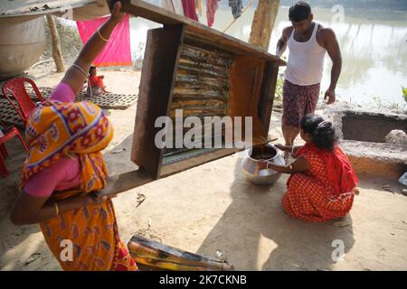 ©Abhisek Saha / Le Pictorium/MAXPPP - Abhisek Saha / Le Pictorium - 09/01/2021 - Inde / Tripura / Agartala - Les membres d'une famille de collecteurs de seve de palmier fabriquent du sucre non raffine a partir de la seve de palmier dans les Villages de Mohanbhog, A 56 km d'Agartala. / 09/01/2021 - Indien / Tripura / Agartala - Mitglieder einer Familie von palmsaftsammlern stellen in den Dörfern Mohanbhog, 56 km von Agartala entfernt, unraffinierten Zucker aus palmsaft her. Stockfoto