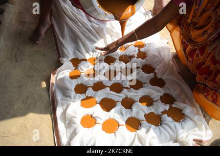 ©Abhisek Saha / Le Pictorium/MAXPPP - Abhisek Saha / Le Pictorium - 09/01/2021 - Inde / Tripura / Agartala - Les membres d'une famille de collecteurs de seve de palmier fabriquent du sucre non raffine a partir de la seve de palmier dans les Villages de Mohanbhog, A 56 km d'Agartala. / 09/01/2021 - Indien / Tripura / Agartala - Mitglieder einer Familie von palmsaftsammlern stellen in den Dörfern Mohanbhog, 56 km von Agartala entfernt, unraffinierten Zucker aus palmsaft her. Stockfoto