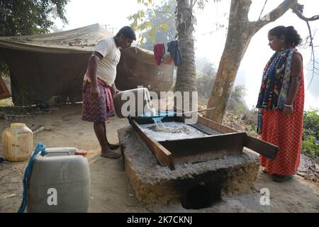 ©Abhisek Saha / Le Pictorium/MAXPPP - Abhisek Saha / Le Pictorium - 09/01/2021 - Inde / Tripura / Agartala - Les membres d'une famille de collecteurs de seve de palmier fabriquent du sucre non raffine a partir de la seve de palmier dans les Villages de Mohanbhog, A 56 km d'Agartala. / 09/01/2021 - Indien / Tripura / Agartala - Mitglieder einer Familie von palmsaftsammlern stellen in den Dörfern Mohanbhog, 56 km von Agartala entfernt, unraffinierten Zucker aus palmsaft her. Stockfoto