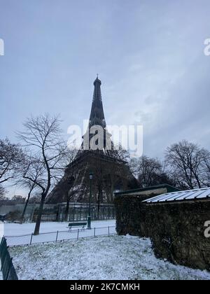 â©Xavier Demagny/Radio France/Maxppp - Xavier Demagny / Radio France / Maxppp, Paris 10/02/2021 UN Ã©pisode MÃ©tÃ©o a entraÃ®nÃ© des chutes de neige dans la nuit de mardi 9 Ã mercredi 10 FÃ©vrier 2021. Une file pellicule blanche a recouvert la capitale entrainant, au rÃ©Veil des Parisiens et des Franciliens, quelques difficultÃ©s de dÃ©placements. Il n'a pas empÃªchÃ© certains cyclistes de se lancer Ã VÃ©lo sur les pistes enneigÃ©es ou verglacÃ©es. Neige, Paris, MÃ©tÃ©o, Tour Eiffel, dÃ©Platzierungen, Transporte. Am 10. 2021. februar traf die Schneewelle in Frankreich ein Stockfoto