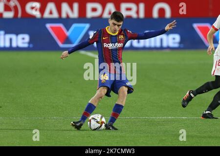 ©Laurent Lairys/MAXPPP - Pedri des FC Barcelone während des spanischen Pokals, Copa del Rey, Halbfinale, 1.-Bein-Fußballspiel zwischen dem FC Sevilla und dem FC Barcelona am 10. Februar 2021 im Stadion Sanchez Pizjuan in Sevilla, Spanien - Foto Laurent Lairys /MAXPPP Stockfoto