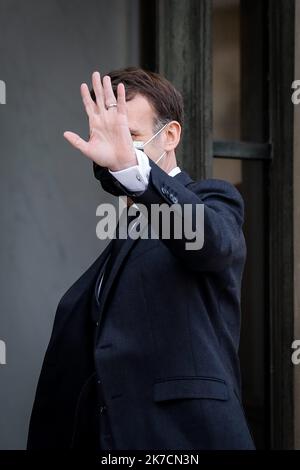 ©THOMAS PADILLA/MAXPPP - 12/02/2021 ; PARIS, FRANKREICH ; LE PRESIDENT DE LA REPUBLIQUE, EMMANUEL MACRON RECOIT LE PRESIDENT DE LA REPUBLIQUE DE DJIBOUTI, AU PALAIS DE L' ELYSEE. Der französische Präsident Emmanuel Macron empfängt den Präsidenten Dschibutis am 12. Februar 2021 im Pariser Elysee-Palast. Stockfoto