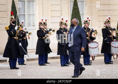 ©THOMAS PADILLA/MAXPPP - 12/02/2021 ; PARIS, FRANKREICH ; LE PRESIDENT DE LA REPUBLIQUE, RECOIT LE PRESIDENT DE LA REPUBLIQUE DE DJIBOUTI, ISMAIL OMAR GUELLEH AU PALAIS DE L' ELYSEE. Am 12. Februar 2021 empfängt der französische Präsident Dschibutis Ismail Omar Guelleh im Pariser Elysee-Palast. Stockfoto