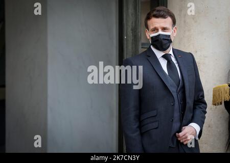 ©THOMAS PADILLA/MAXPPP - 12/02/2021 ; PARIS, FRANKREICH ; LE PRESIDENT DE LA REPUBLIQUE, EMMANUEL MACRON RECOIT LE PRESIDENT DE LA REPUBLIQUE DE DJIBOUTI, AU PALAIS DE L' ELYSEE. Der französische Präsident Emmanuel Macron empfängt den Präsidenten Dschibutis am 12. Februar 2021 im Pariser Elysee-Palast. Stockfoto