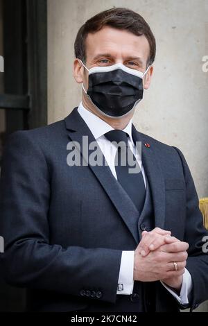 ©THOMAS PADILLA/MAXPPP - 12/02/2021 ; PARIS, FRANKREICH ; LE PRESIDENT DE LA REPUBLIQUE, EMMANUEL MACRON RECOIT LE PRESIDENT DE LA REPUBLIQUE DE DJIBOUTI, AU PALAIS DE L' ELYSEE. Der französische Präsident Emmanuel Macron empfängt den Präsidenten Dschibutis am 12. Februar 2021 im Pariser Elysee-Palast. Stockfoto