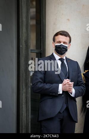 ©THOMAS PADILLA/MAXPPP - 12/02/2021 ; PARIS, FRANKREICH ; LE PRESIDENT DE LA REPUBLIQUE, EMMANUEL MACRON RECOIT LE PRESIDENT DE LA REPUBLIQUE DE DJIBOUTI, AU PALAIS DE L' ELYSEE. Der französische Präsident Emmanuel Macron empfängt den Präsidenten Dschibutis am 12. Februar 2021 im Pariser Elysee-Palast. Stockfoto