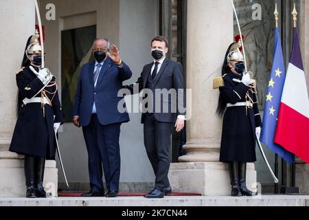 ©THOMAS PADILLA/MAXPPP - 12/02/2021 ; PARIS, FRANKREICH ; LE PRESIDENT DE LA REPUBLIQUE, EMMANUEL MACRON RECOIT LE PRESIDENT DE LA REPUBLIQUE DE DJIBOUTI, ISMAIL OMAR GUELLEH AU PALAIS DE L' ELYSEE. Der französische Präsident Emmanuel Macron empfängt am 12. Februar 2021 den Dschibuti-Präsidenten Ismail Omar Guelleh im Pariser Elysee-Palast. Stockfoto