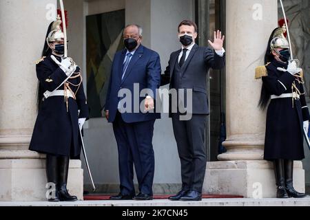 ©THOMAS PADILLA/MAXPPP - 12/02/2021 ; PARIS, FRANKREICH ; LE PRESIDENT DE LA REPUBLIQUE, EMMANUEL MACRON RECOIT LE PRESIDENT DE LA REPUBLIQUE DE DJIBOUTI, ISMAIL OMAR GUELLEH AU PALAIS DE L' ELYSEE. Der französische Präsident Emmanuel Macron empfängt am 12. Februar 2021 den Dschibuti-Präsidenten Ismail Omar Guelleh im Pariser Elysee-Palast. Stockfoto