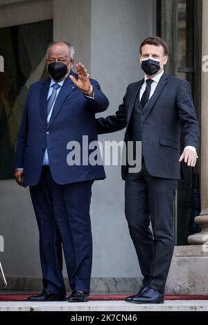 ©THOMAS PADILLA/MAXPPP - 12/02/2021 ; PARIS, FRANKREICH ; LE PRESIDENT DE LA REPUBLIQUE, EMMANUEL MACRON RECOIT LE PRESIDENT DE LA REPUBLIQUE DE DJIBOUTI, ISMAIL OMAR GUELLEH AU PALAIS DE L' ELYSEE. Der französische Präsident Emmanuel Macron empfängt am 12. Februar 2021 den Dschibuti-Präsidenten Ismail Omar Guelleh im Pariser Elysee-Palast. Stockfoto