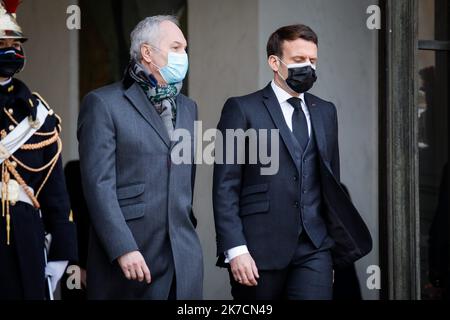 ©THOMAS PADILLA/MAXPPP - 12/02/2021 ; PARIS, FRANKREICH ; LE PRESIDENT DE LA REPUBLIQUE, EMMANUEL MACRON RECOIT LE PRESIDENT DE LA REPUBLIQUE DE DJIBOUTI, AU PALAIS DE L' ELYSEE. LE CHEF DU PROTOCOLE PHILIPPE FRANCK. Der französische Präsident Emmanuel Macron empfängt den Präsidenten Dschibutis am 12. Februar 2021 im Pariser Elysee-Palast. Stockfoto