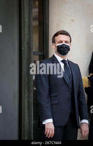 ©THOMAS PADILLA/MAXPPP - 12/02/2021 ; PARIS, FRANKREICH ; LE PRESIDENT DE LA REPUBLIQUE, EMMANUEL MACRON RECOIT LE PRESIDENT DE LA REPUBLIQUE DE DJIBOUTI, AU PALAIS DE L' ELYSEE. Der französische Präsident Emmanuel Macron empfängt den Präsidenten Dschibutis am 12. Februar 2021 im Pariser Elysee-Palast. Stockfoto