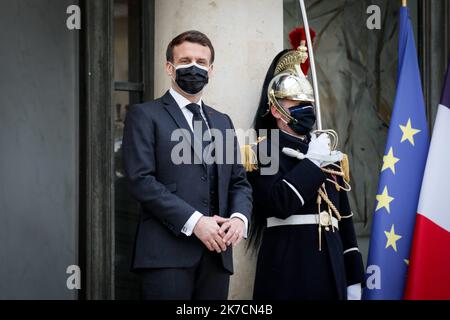 ©THOMAS PADILLA/MAXPPP - 12/02/2021 ; PARIS, FRANKREICH ; LE PRESIDENT DE LA REPUBLIQUE, EMMANUEL MACRON RECOIT LE PRESIDENT DE LA REPUBLIQUE DE DJIBOUTI, AU PALAIS DE L' ELYSEE. Der französische Präsident Emmanuel Macron empfängt den Präsidenten Dschibutis am 12. Februar 2021 im Pariser Elysee-Palast. Stockfoto