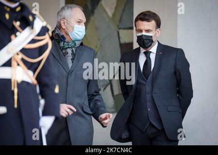 ©THOMAS PADILLA/MAXPPP - 12/02/2021 ; PARIS, FRANKREICH ; LE PRESIDENT DE LA REPUBLIQUE, EMMANUEL MACRON RECOIT LE PRESIDENT DE LA REPUBLIQUE DE DJIBOUTI, AU PALAIS DE L' ELYSEE. LE CHEF DU PROTOCOLE PHILIPPE FRANCK. Der französische Präsident Emmanuel Macron empfängt den Präsidenten Dschibutis am 12. Februar 2021 im Pariser Elysee-Palast. Stockfoto