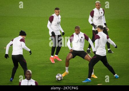 ©PHOTOPQR/LE PARISIEN/Fred Dugit ; Barcelone ; 15/02/2021 ; Sports Cam Nou (Barcelone), le 15 février 2021 Entrainement du Paris Saint Germain à la veille du choc contre le Barca en 8e de finale aller de la ligue des Champions Kimpembé Photo LP / Fred Dugit - PSG Training Session Feb 15 2021 Stockfoto