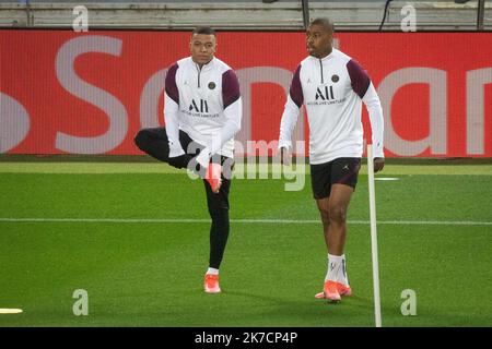 ©PHOTOPQR/LE PARISIEN/Fred Dugit ; Barcelone ; 15/02/2021 ; Sports Cam Nou (Barcelone), le 15 février 2021 Entrainement du Paris Saint Germain à la veille du choc contre le Barca en 8e de finale aller de la ligue des Champions Mbappé et Kimpembé Photo LP / Fred Dugit - PSG Training Session Feb 15 2021 Stockfoto