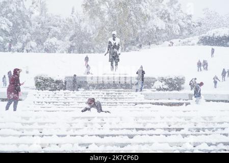 ©Pierre Berthuel / Le Pictorium/MAXPPP - Pierre Berthuel / Le Pictorium - 16/02/2021 - Grece / Attique / Athenes - Episode de neige dans la capitale Grecque Athenes. / 16/02/2021 - Griechenland / Attika / Athen - die Stadt Athen ist von Schnee bedeckt. Stockfoto