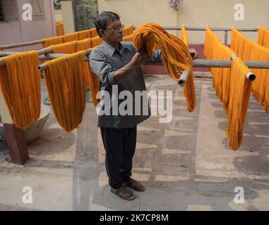 ©Abhisek Saha / Le Pictorium/MAXPPP - Abhisek Saha / Le Pictorium - 13/02/2021 - Inde / Tripura / Agartala - Le proprietaire d'une usine de filature seche les fils dans son usine d'Agartala. / 13/02/2021 - Indien / Tripura / Agartala - Ein Fadenfabrikbesitzer trocknet Fäden in seiner Fabrik in Agartala. Stockfoto