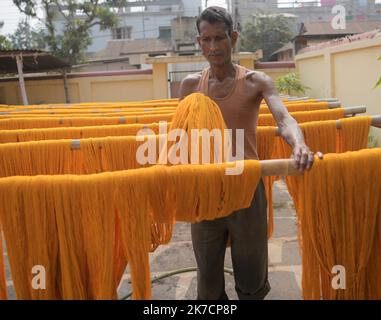 ©Abhisek Saha / Le Pictorium/MAXPPP - Abhisek Saha / Le Pictorium - 13/02/2021 - Inde / Tripura / Agartala - Le proprietaire d'une usine de filature seche les fils dans son usine d'Agartala. / 13/02/2021 - Indien / Tripura / Agartala - Ein Fadenfabrikbesitzer trocknet Fäden in seiner Fabrik in Agartala. Stockfoto