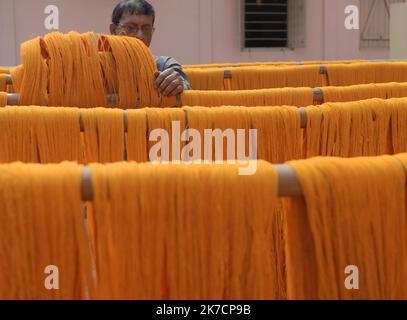 ©Abhisek Saha / Le Pictorium/MAXPPP - Abhisek Saha / Le Pictorium - 13/02/2021 - Inde / Tripura / Agartala - Le proprietaire d'une usine de filature seche les fils dans son usine d'Agartala. / 13/02/2021 - Indien / Tripura / Agartala - Ein Fadenfabrikbesitzer trocknet Fäden in seiner Fabrik in Agartala. Stockfoto