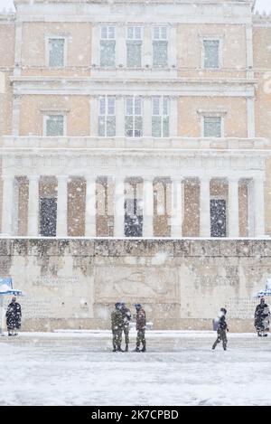 ©Pierre Berthuel / Le Pictorium/MAXPPP - Pierre Berthuel / Le Pictorium - 16/02/2021 - Grece / Attique / Athenes - Episode de neige dans la capitale Grecque Athenes. / 16/02/2021 - Griechenland / Attika / Athen - die Stadt Athen ist von Schnee bedeckt. Stockfoto