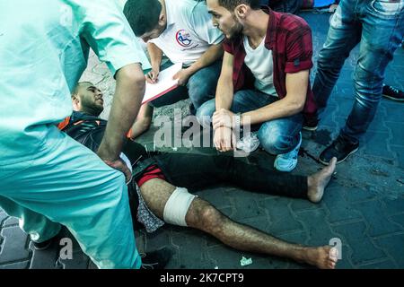 ©Michael Bunel / Le Pictorium/MAXPPP - Michael Bunel / Le Pictorium - 14/05/2018 - - UN manifest palestinien blesse est envoye a l'hopital apres avoir ete blesse a la Suite d'une Intervention des forces de securite israeliennes lors d'une Manifestation organizee a l'occasion du 70eme annivaire de la Nakba, Egalement connue sous le nom de Tag der Katastrophe deplacer l'ambassade americaine de Tel Aviv a Jerusalem. 14 Mai 2018. Malaka. Bande de Gaza. Palästina. / 14/05/2018 - - ein verletzten palästinensischen Demonstranten wird nach einer Verletzung durch Israel in ein Krankenhaus gebracht Stockfoto